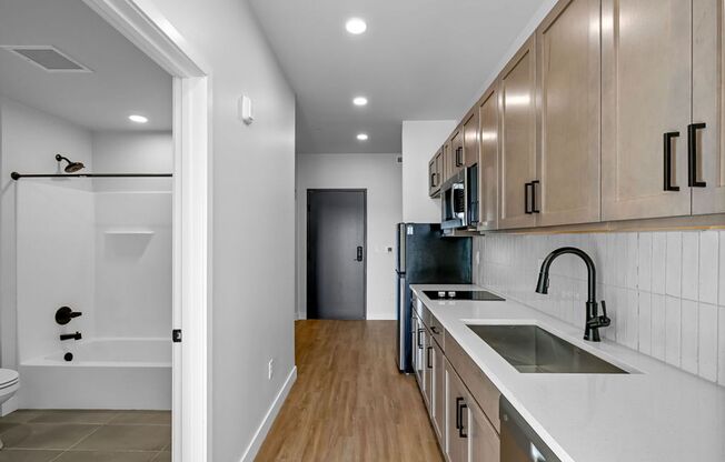 Studio, 1 bath, 392 sqft, $1,225, Unit 410