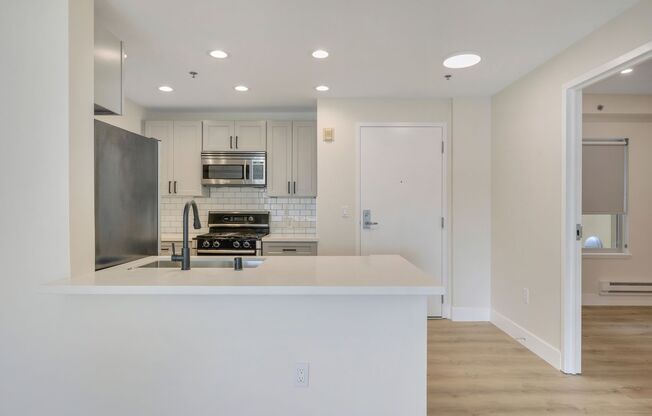 2 beds, 1 bath, 760 sqft, $2,698, Unit 604