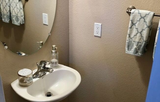 Great Gated Community Near Strip !!!!