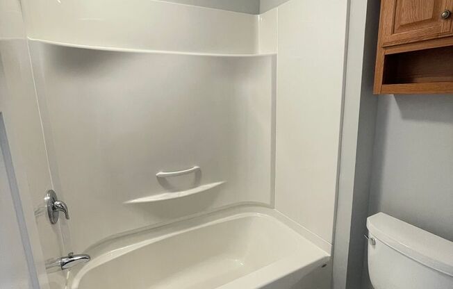 2 beds, 1 bath, 725 sqft, $1,350, Unit Highw2010