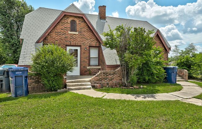 Move In Special for Adorable 2BD/1BTH Home Minutes away from Broadway Extension and Bricktown