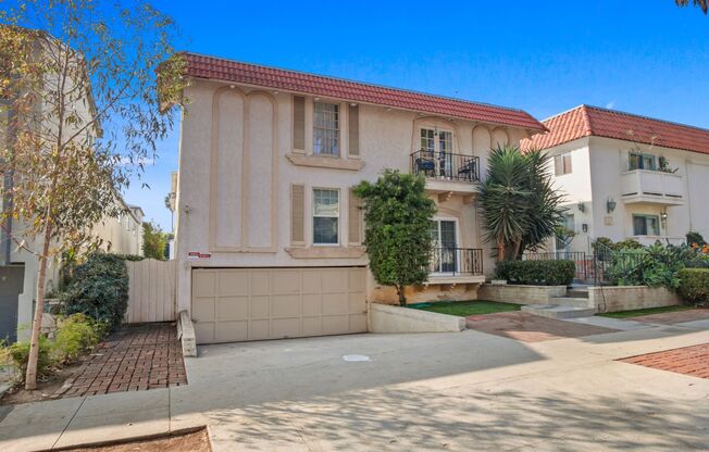 848 7th Street in Santa Monica - steps to Montana Ave!