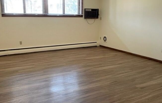 2 beds, 1 bath, 925 sqft, $1,275, Unit 2255-001