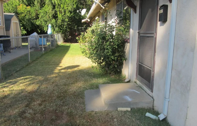 Beautiful 2 bedroom 1 bath located in Elk Grove!