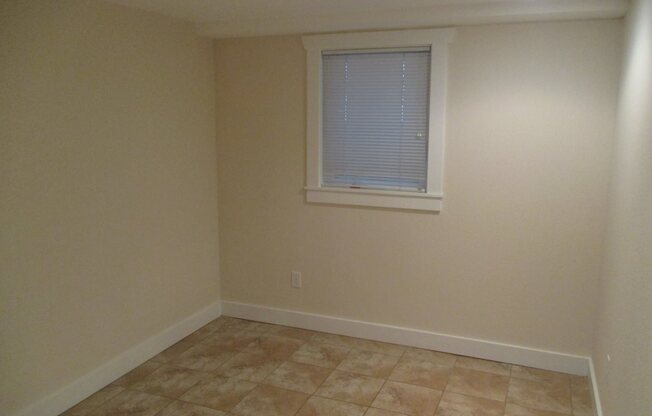 2 beds, 1 bath, $1,100, Unit 4