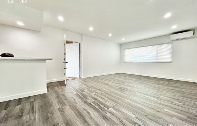 1028 S SHERBOURNE DR