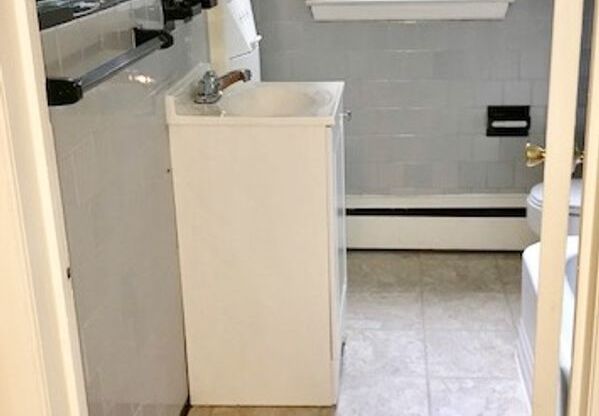 2 beds, 1 bath, 800 sqft, $1,695, Unit A12
