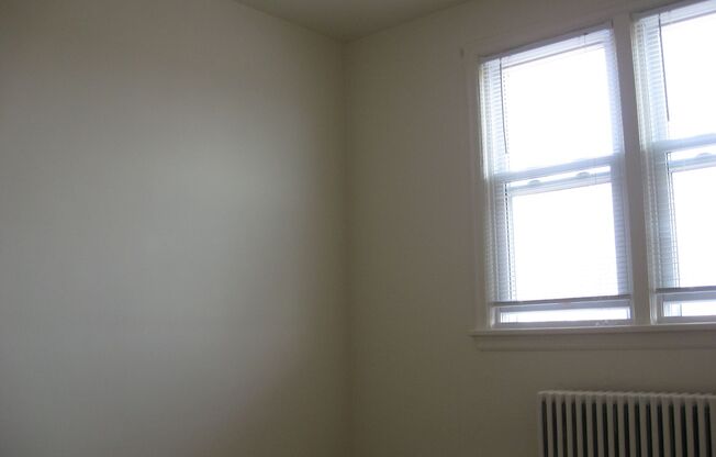 1 bed, 1 bath, 603 sqft, $990, Unit 619 Southcrest Drive #17