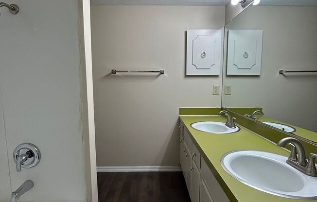 2 beds, 1 bath, 950 sqft, $875, Unit #7