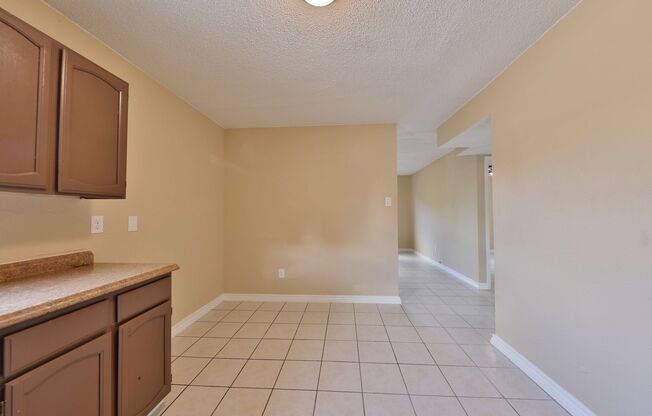 2 beds, 1 bath, $925, Unit 2