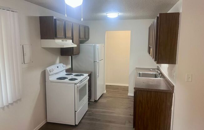 Single level top floor 1 bed Flat w/Covered patio