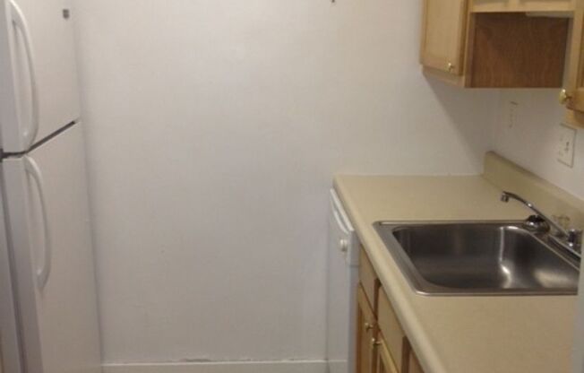 1 bed, 1 bath, 768 sqft, $1,385, Unit Royal York 106