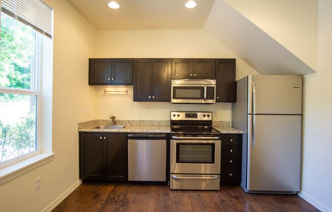 Sellwood 1Bdr Townhouse w/ W/D, DW, & Balcony!