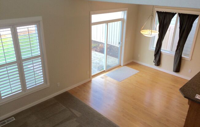 Live at The Links at Tukwila!! Beautiful Single Family 3 Bedroom Home!!