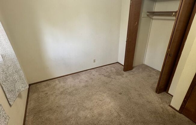 3 beds, 1 bath, 1,100 sqft, $1,600, Unit 2211