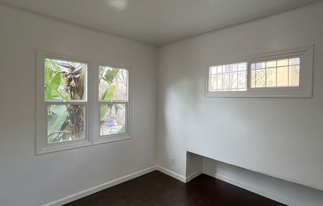 2 beds, 1 bath, $2,495, Unit 3926 1/2 W 28th St