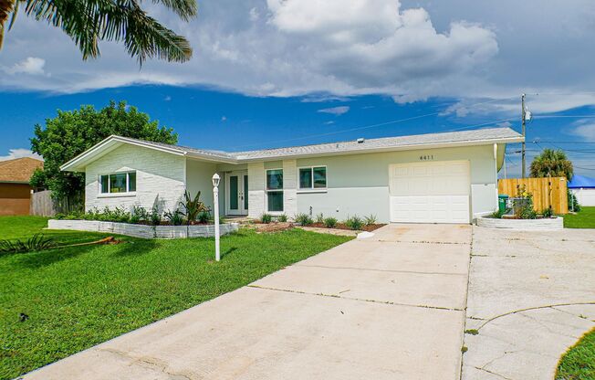 Wonderful 3-bedroom, 2-bathroom pool home and fenced yard in Southeast Cape Coral