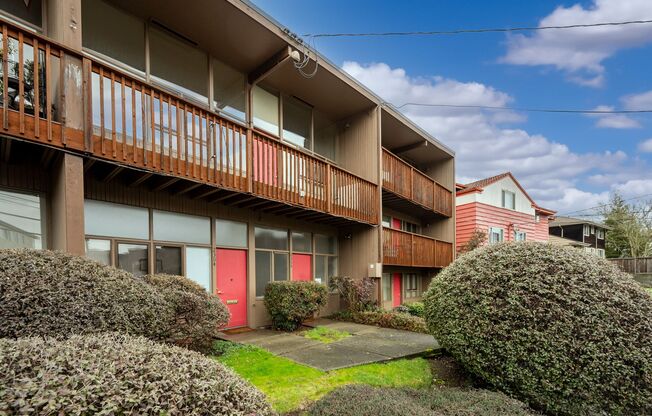 Ravenna Park Vista - Charming Urban Retreat: Spacious Studio to 2-Bedroom Homes Near Ravenna Park & University District