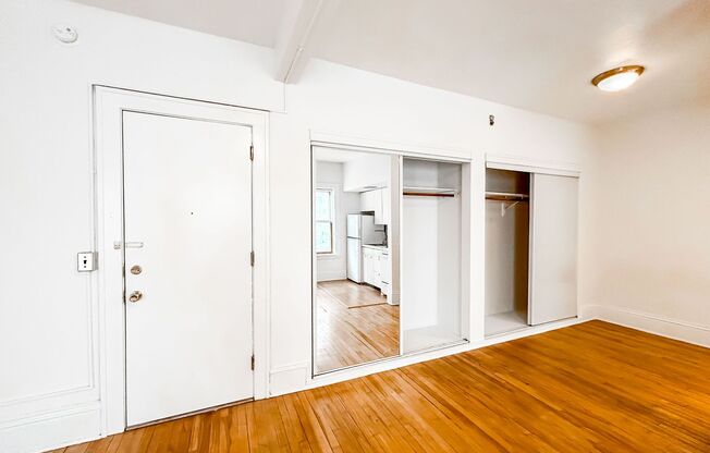 Studio, 1 bath, 325 sqft, $905, Unit 204