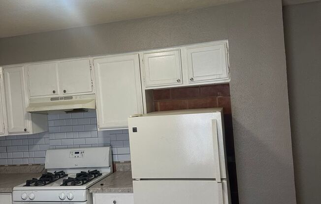 1 bed, 1 bath, 700 sqft, $780, Unit 425 Leeds Ave
