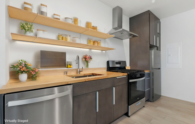Contemporary Little Italy Studio!