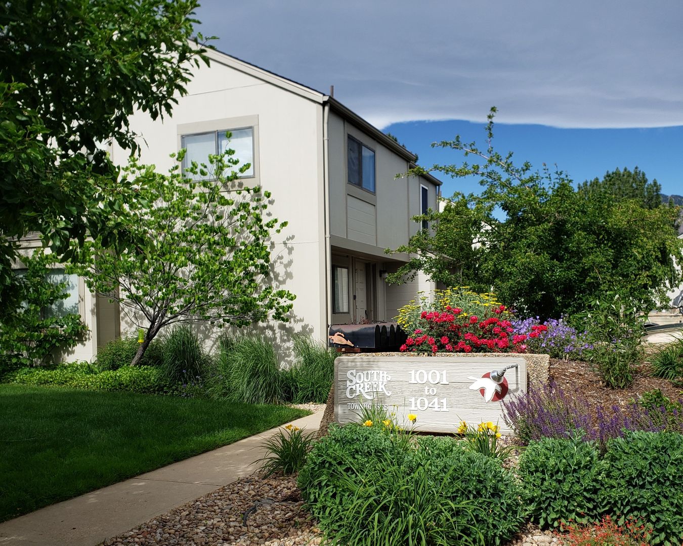 SOBO 2 Bedroom Townhome Available For Rent in Boulder with a garage!