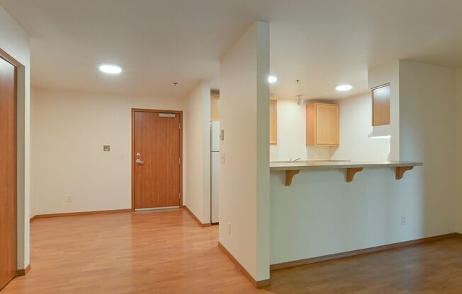 3 beds, 2 baths, $2,400, Unit 208