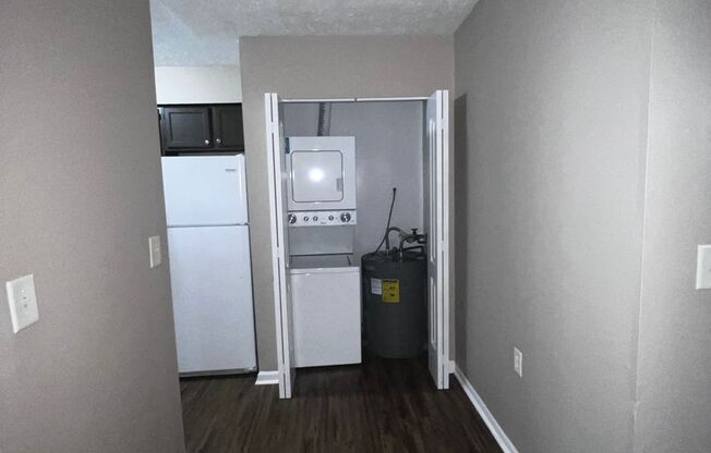 2 beds, 1 bath, 870 sqft, $925, Unit 350 A01