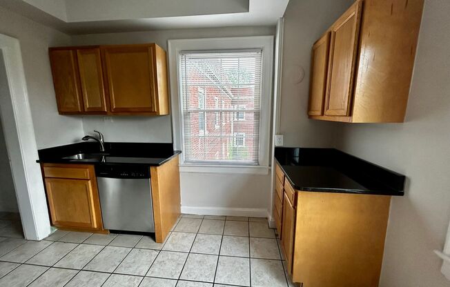 3 beds, 1 bath, $1,650, Unit J