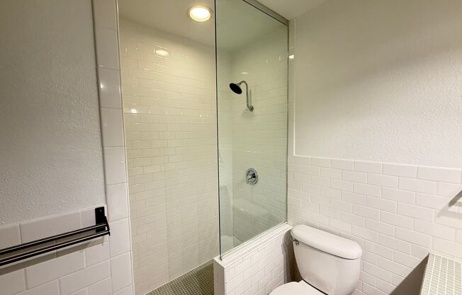 2 beds, 1 bath, 954 sqft, $1,705, Unit RRO-203