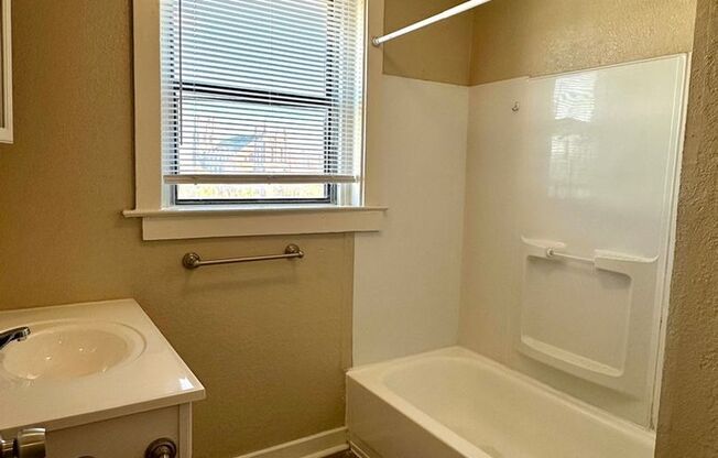 2 beds, 1 bath, $995, Unit 1620-5