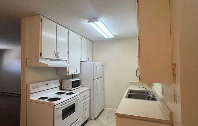 1 bed, 1 bath, 640 sqft, $925, Unit 2330 Northwestern Ave #07