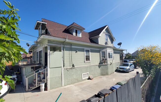 805 E 21 ST