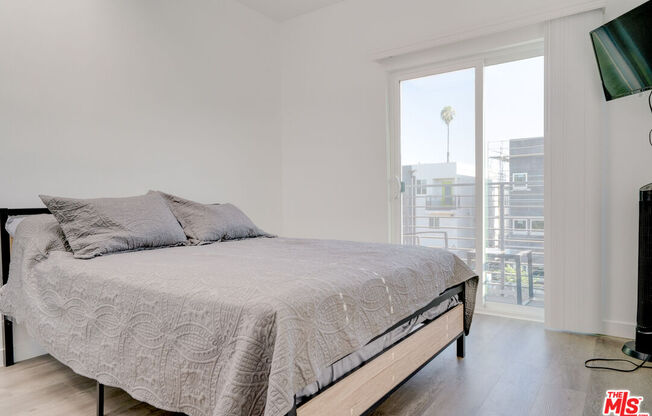 1875 W 20 ST