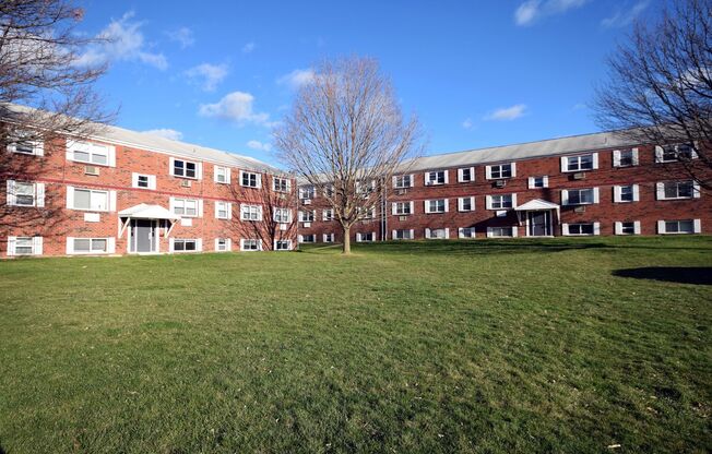 2 beds, 1 bath, 874 sqft, $1,465, Unit L-11