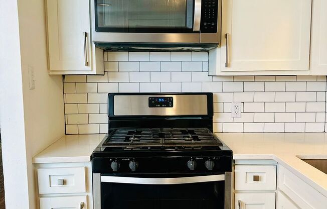 2 beds, 1.5 baths, 957 sqft, $1,675, Unit 112