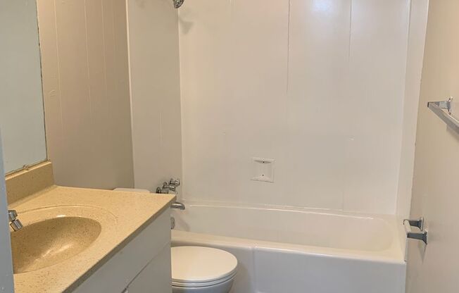 2 beds, 1 bath, 764 sqft, $875, Unit 15B