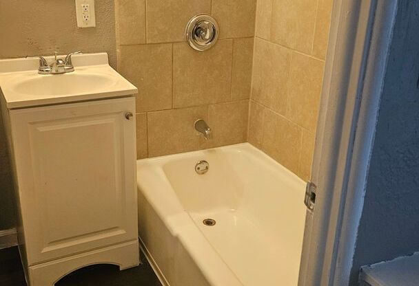 2 beds, 1 bath, 750 sqft, $1,070, Unit B10 1011 09