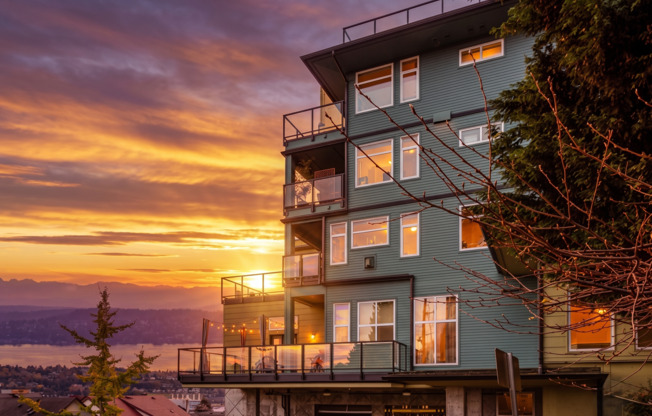 East Queen Anne Seattle 2 Bedroom Apartment for Rent | Lake Union Views, Rooftop Deck, Garage Parking, In-Unit Laundry & Near South Lake Union