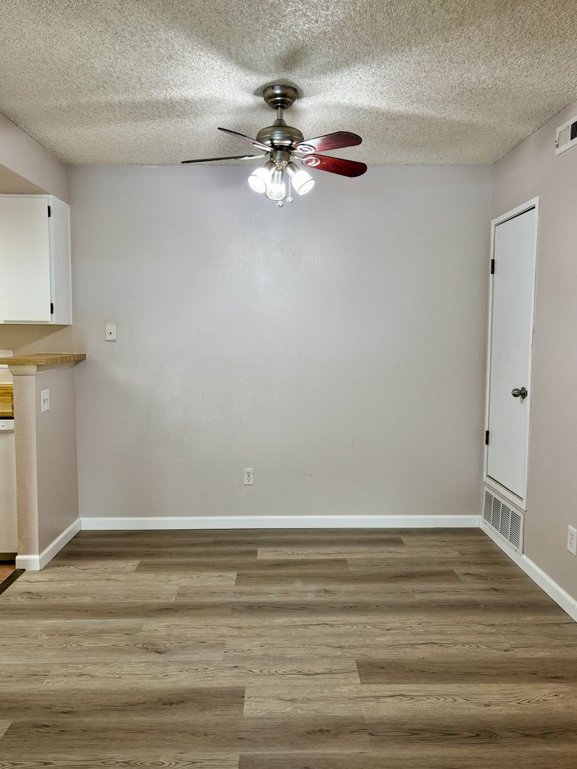 Updated 2 Bed/2 Bath Aurora Condo – Fireplace, Washer/Dryer, Community Perks!