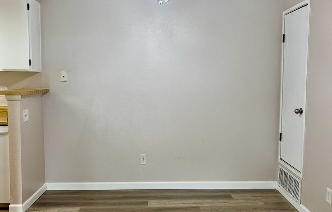 Updated 2 Bed/2 Bath Aurora Condo – Fireplace, Washer/Dryer, Community Perks!