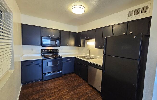 2 beds, 1 bath, 880 sqft, $1,195, Unit 208