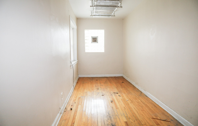 2453 W GUNNISON