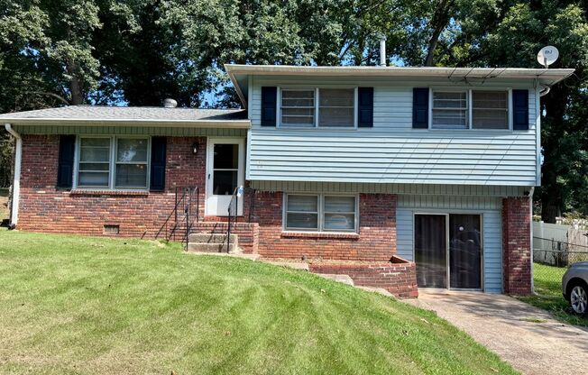 Great 3 Bedroom Mid-Centrury Split Level Home With a Retro Feel!!