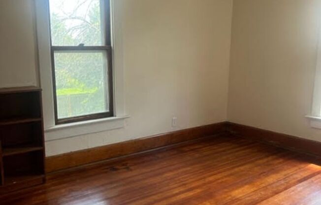 3 beds, 1 bath, $1,200, Unit 1843 W 3rd Street