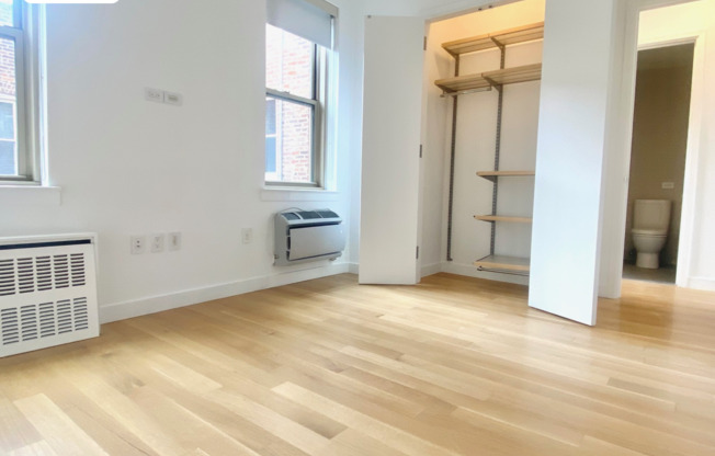 215 W 10 ST