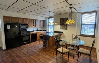 2 beds, 1 bath, $1,800, Unit 4017 Butler St - Unit 2