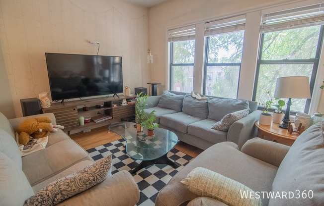 2110 W 18 ST