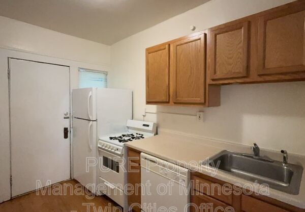 712 W 32 ST