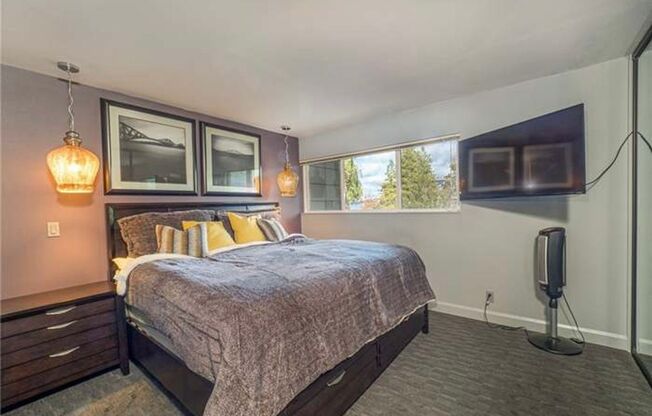Cozy 1bd Condo in Heart of Downtown Kirkland!